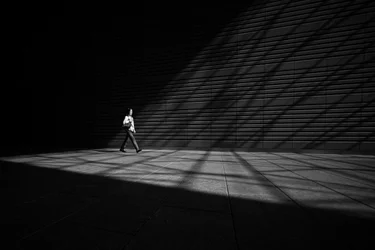Uomo nella luce del sole e nell