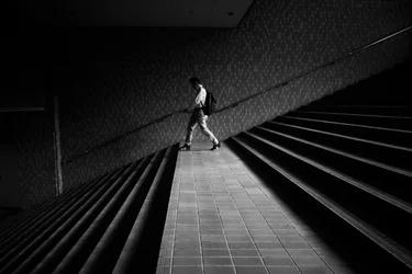 Uomo su una scala geometrica