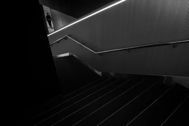 Un uomo su una scala moderna