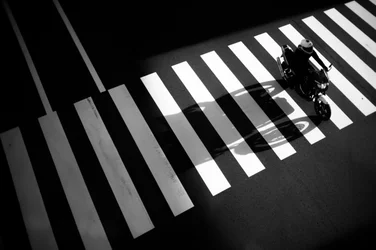 Motocicletta sulle strisce pedonali