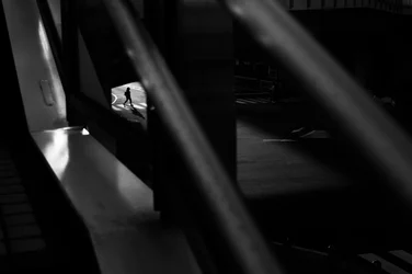Figura solitaria che cammina