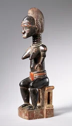 Figura femminile seduta Baule