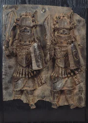 Placca del Benin con due guerrieri, Nigeria