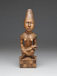 Figura femminile seduta con bambino (pfemba) Gruppo Yombe, Popoli Kongo (legno, vetro o mica e macchia)