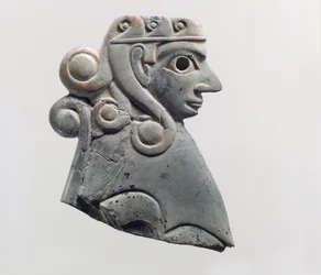Placca di mobilio: sfinge femminile con riccioli in stile Hathor, c. XVIII secolo a.C. (avorio di ippopotamo)