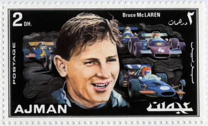 Francobollo degli Emirati Arabi Uniti che rappresenta il pilota automobilistico neozelandese Bruce McLaren (1937-1970)