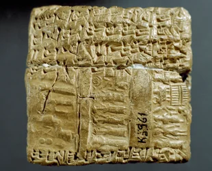 Civiltà assira: scatola incisa con caratteri cuneiformi riguardanti la produzione di due miniere d