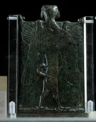 Arte orientale, Assiria (Mesopotamia): libretto che rappresenta un esorcismo (bronzo, retro), Antichità. Parigi, Museo del Louvre