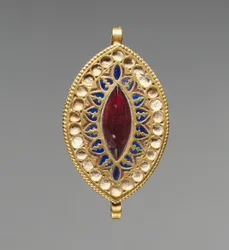 Pendente a forma di mandorla, 400-600