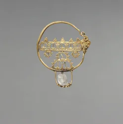 Orecchino con traforo, Periodo Bizantino Antico, 600-800 (oro con perla di cristallo di rocca)