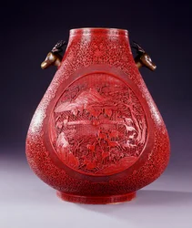 Un grande vaso a forma di pera intagliato in lacca rossa