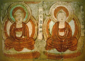 Buddha dipinti dal IX secolo al periodo dello Stato di Gaochang, su un frammento di pittura murale proveniente dalle «Grotte dei Mille Buddha» a Bezeklik, Regione autonoma dello Xinjiang. Fotografia, Museo nazionale della Corea, Seul, Repubblica di Corea