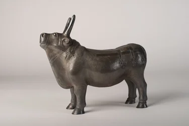 Toro (argento con decorazione cesellata e a sbalzo)