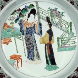 Arte cinese: «Due donne elegantemente abbigliate». Piatto in ceramica del XVIII secolo. Parigi, Museo Guimet, Museo nazionale delle arti asiatiche