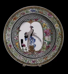 Arte cinese: piatto in ceramica della famiglia rosa, decorato con uccelli e fiori. Regno di Qianlong (1736-1795). Parigi, Musée Guimet, Museo nazionale delle arti asiatiche
