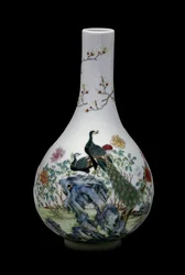 Arte cinese: vaso in ceramica della famiglia rosa decorato con uccelli (tra cui pavoni) e fiori. Regno di Qianlong (1736-1795). Parigi, Musée Guimet, Museo nazionale delle arti asiatiche.