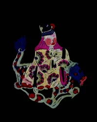 Dio cinese che cavalca un drago. Taglio di carta dipinta o "Jian Zhi", arte popolare cinese, Pekin.