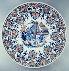 Chinoiserie. Piatto di maiolica con decorazione cinese. Ceramica anonima