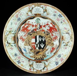 Piatto dipinto in smalti famille rose in stile Rococò con le armi di Leake Okeover Esq., periodo Kangxi (1662-1722)