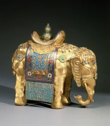 Figura di un elefante, con decorazioni in smalto e cabochon di corallo e turchese, coperta da sella decorata con emblemi buddisti, Periodo Chien Lung, c.1780