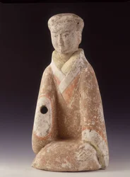 Dama di Corte. Cina, era Han occidentale (206 a.C. - 220 d.C.), statuetta in terracotta alta 60 cm
