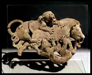 Placca ornamentale che raffigura un cinghiale che lotta con due tigri, dalla Tomba 3 a Shih-chai-shan, Provincia di Yunnan, Dinastia Han Occidentale, II-I secolo a.C.