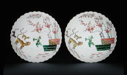 Coppia di piatti decorati con smalti famille verte in stile Kakiemon, periodo Kangxi