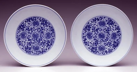 Coppia di piatti da salsa, con fiori di loto stilizzati, marchio e periodo Yongzheng 1723-35