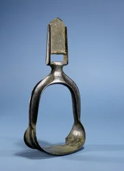 Staffa, dal nord-ovest della Cina o dalla Siberia, VI o VII secolo (bronzo)