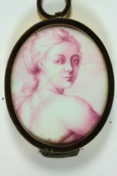 Una signora che guarda oltre la spalla destra