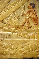 Antico Egitto, Mastaba/Tomba di Idout, Saqqara, Pescatori seduti su barche, che squamano pesci (foto)