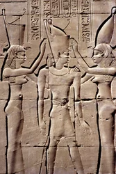Antico Egitto, pittura/scultura murale, Un re riceve la doppia corona da Iside e Nefti, Tempio di Horus, Edfu