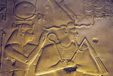Antico Egitto, Pittura/scultura murale, Dea Iside abbraccia il suo marito seduto, Osiride, Tempio di Seti I, Abido