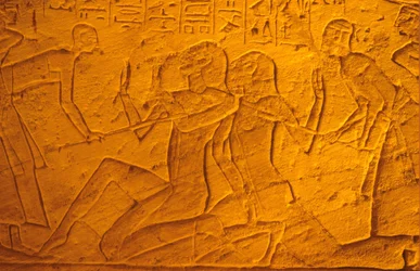 Antico Egitto, pittura/scultura murale, prigionieri ittiti picchiati con bastoni, Tempio di Ramesse II e Nefertari, Abu Simbel