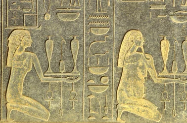 Antico Egitto, pittura murale/incisione, divinità del Nilo inginocchiate con vassoi di offerte, granito nero, tempio di Karnak, Luxor