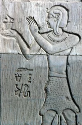 Antico Egitto, Pittura/scultura murale, Sacerdote che indossa una pelle di leopardo, offre incenso, Tempio di Sebek e Horus Kom Ombo