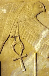 Antico Egitto, pittura murale/intaglio, il falco Horus che porta l