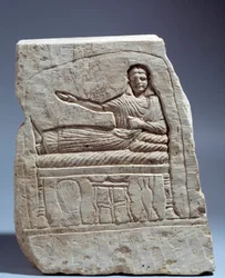 Arte egizia antica: stele funeraria in calcare a nome di Lady Artemis. (con banchetto tardivo) Da Kom Abu-Billou, Egitto. Altezza 24 cm. Periodo basso (III secolo d.C.). Parigi, Museo del Louvre