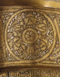 Dettaglio di un supporto per vassoio intarsiato, Mamluk Egitto o Siria, prima metà del XIV secolo