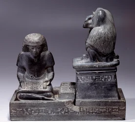 Antichità egizia: lo scriba Nebmertouf e la scimmia Thot, dio della scrittura e patrono degli scribi. Scultura in scisto. Regno di Amenofi III (1391-1353)