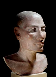 Antichità egizia: Testa di Sale. Scultura in calcare, Vecchio Impero (circa 2700-2200 a.C.). Parigi, Museo del Louvre - Antichità egizia: Testa di un giovane maschio detta "Testa di Sale", calcare dipinto, Vecchio Regno (circa 2700-2200 a.C.), Museo del Lo