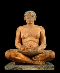 Antichità egiziane: "Lo scriba accovacciato". Statua in calcare, alabastro e cristallo di rocca. Proveniente da Saqqara (circa 2620 - 2350 a.C.). IV o V dinastia. Museo del Louvre, Parigi
