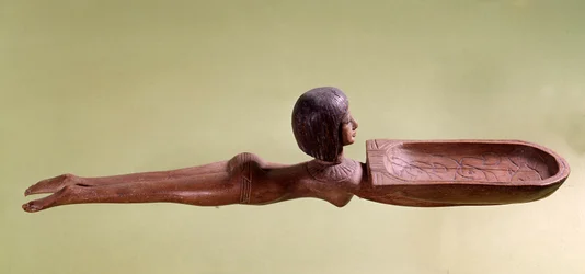 Antichità egizia: cucchiaio di legno per cosmetici a forma di nuotatrice nuda che tiene un