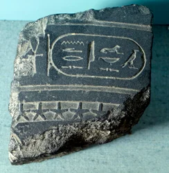 Antichità egizia: frammento di una clessidra egizia (orologio ad acqua, strumento di misurazione del tempo) con cartiglio. Periodo tolemaico. Parigi, Museo del Louvre