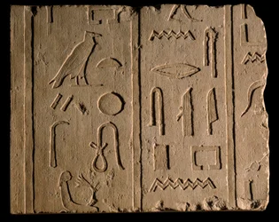 Antichità egizia: iscrizione funeraria che menziona una donna di nome Takhout. VIII secolo a.C. Parigi, Museo del Louvre