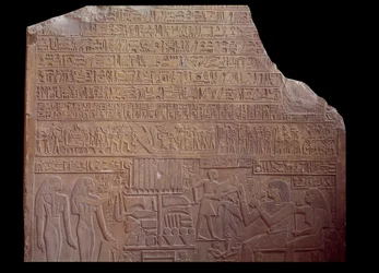Antichità egiziane: stele funeraria coperta da un