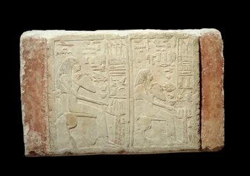 Antichità egizia: stele funeraria in calcare delle signore Waten e Ousernebnet