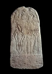 Antichità egizia: stele funeraria in calcare di un giovane morto all