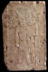 Antichità egizia: rilievo in calcare che raffigura il re Qahedjet (Kahedjet) abbracciato dal dio Horus. Antico impero. Fine della III dinastia. 2700-2620 a.C. Parigi, Museo del Louvre
