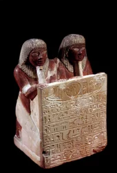 Antichità egizia: statua in calcare che funge da stele a nome di Didi e suo figlio Padoua. Nuovo Impero. Da Deir el Medineh. Altezza 0,31 m. Parigi, Museo del Louvre